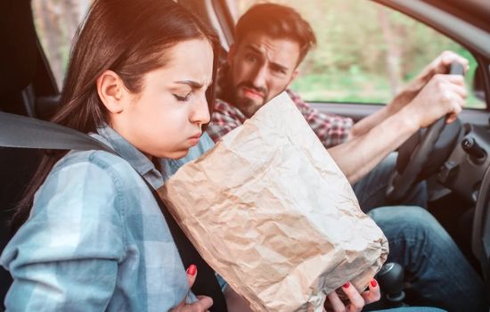 soluções para evitar enjoos ao usar o celular no carro